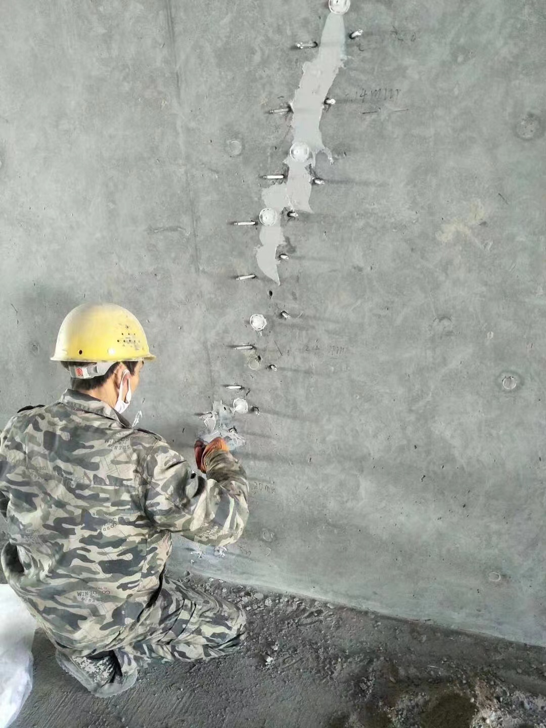蔚县混凝土楼板裂缝加固施工的方案