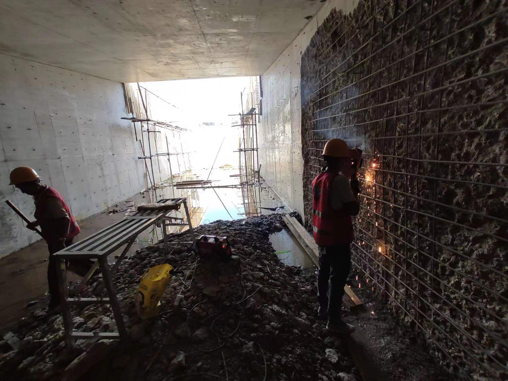蔚县挖断承重墙导致楼体开裂，加固施工方案出炉